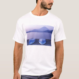 Asien, Japan, Yamanashi, Roddbåtar på Motosu Lake T-shirt