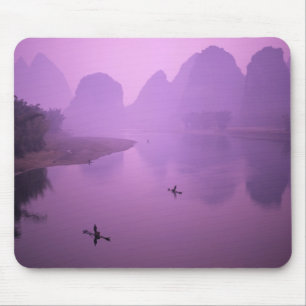Asien, Kina, Guanxi, Yangshou. Fiskare på flotte Musmatta