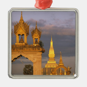 Asien, Laos, Vientiane. That Luang-templet. Julgransprydnad Metall