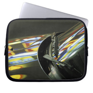 Asien, Malaysia, Melaka. Neonreflektioner i bil Laptop Sleeve