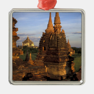 Asien, Myanmar, Bagan. Forntida tempel och Julgransprydnad Metall