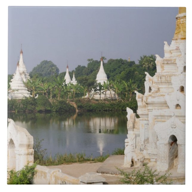 Asien, Myanmar (Burma), Mandalay. En buddhist Kakelplatta (Framsidan)