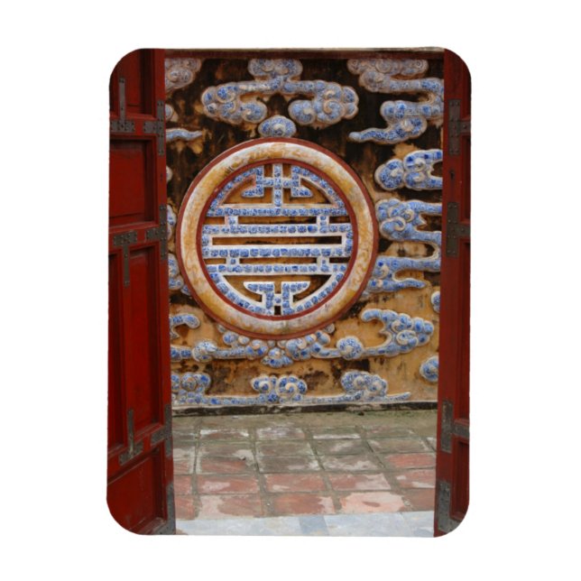 Asien, Vietnam. Opryddad vägg vid citadellet Magnet (Vertikal)