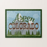 Aspen Colorado Roligt Retro Snowy Mountains Pussel<br><div class="desc">Aspen Colorado neo vintage resor-design i roligt retro tecknad stil med snö-täckta berg, skog och träd nedanför, blå himmel och coola-text.</div>
