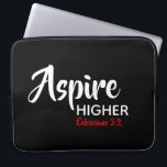 ASPIRE HIGHER Black Inspirational Christian Laptop Fodral<br><div class="desc">Idémeddelande - Aspire Higher - med skriptreferens Colossians 3:2 "Ställ in dig på sak ovan". Ett motiveringsbudskap, som helt enkelt ändå visas på ett elegant sätt. Anpassadet är fullt ut, så att du kan anpassa texten med ditt eget favoritmeddelande och skriptreferens, eller så kan du lämna som det är. En...</div>