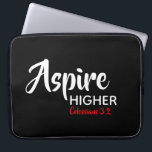 ASPIRE HIGHER Black Inspirational Christian Laptop Fodral<br><div class="desc">Idémeddelande - Aspire Higher - med skriptreferens Colossians 3:2 "Ställ in dig på sak ovan". Ett motiveringsbudskap, som helt enkelt ändå visas på ett elegant sätt. Anpassadet är fullt ut, så att du kan anpassa texten med ditt eget favoritmeddelande och skriptreferens, eller så kan du lämna som det är. En...</div>