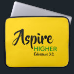 ASPIRE HIGHER Gult Inspirational Christian Laptop Fodral<br><div class="desc">Idémeddelande - Aspire Higher - med skriptreferens Colossians 3:2 "Ställ in dig på sak ovan". Ett motiveringsbudskap, som helt enkelt ändå visas på ett elegant sätt. Anpassadet är fullt ut, så att du kan anpassa texten med ditt eget favoritmeddelande och skriptreferens, eller så kan du lämna som det är. En...</div>