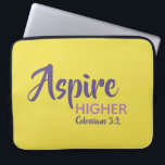 ASPIRE HIGHER Inspirational Christian Gult Laptop Fodral<br><div class="desc">Idémeddelande - Aspire Higher - med skriptreferens Colossians 3:2 "Ställ in dig på sak ovan". Ett motiveringsbudskap, som helt enkelt ändå visas på ett elegant sätt. Anpassadet är fullt ut, så att du kan anpassa texten med ditt eget favoritmeddelande och skriptreferens, eller så kan du lämna som det är. En...</div>