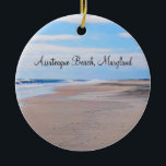 Assateague Beach Ornament<br><div class="desc">Den här rundade, keramiska prydnadsformen har en bild av den vackra, avolkade stranden på Assateague Island i Maryland. Assateague är Marylands enda oceanfront Park och en del av USA:s nationalpark System. Detta är en del av en barriärö på kusten i Maryland och Virginia (där det blir Chincoteague). Baksidan av dekorementet...</div>
