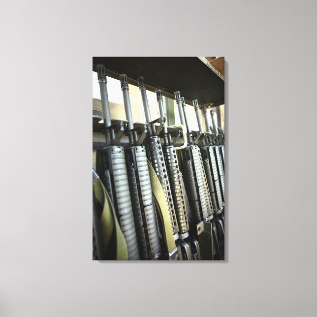 Assault-gevär står redo på vapenracket canvastryck (Framsida)