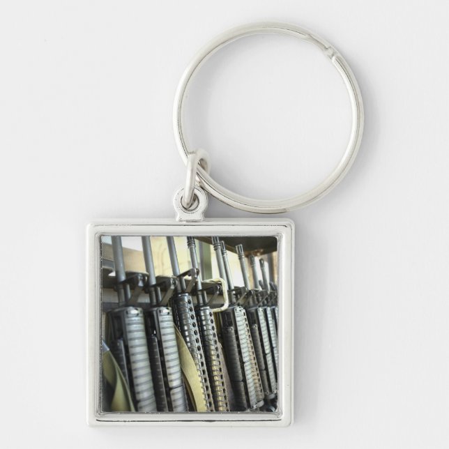 Assault-gevär står redo på vapenracket fyrkantig silverfärgad nyckelring (Framsidan)