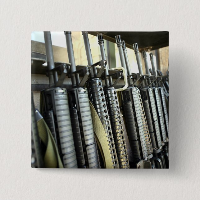 Assault-gevär står redo på vapenracket knapp (Framsida)