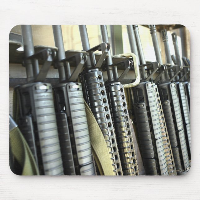 Assault-gevär står redo på vapenracket musmatta (Framsidan)