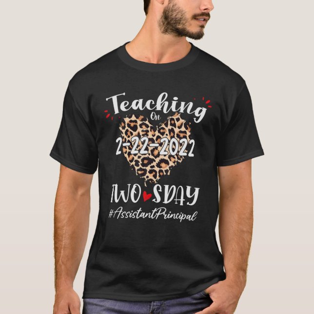 Assistant Principal Teaching på 22:e februari T Shirt (Framsida)