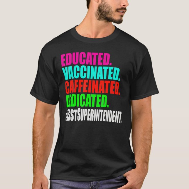 Assistent Superintendent Utbildad Vaccinerad Kaffe T Shirt (Framsida)