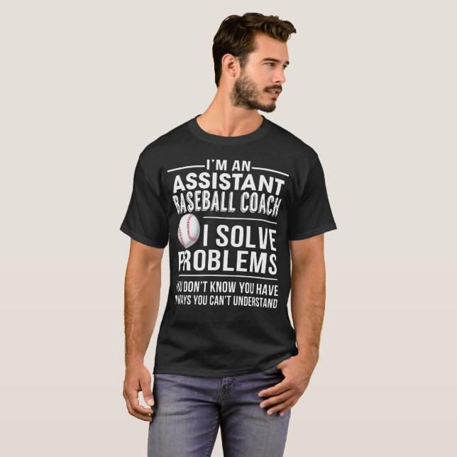 Assistentbaseballlagledaren löser problem t shirt (Hel framsida)