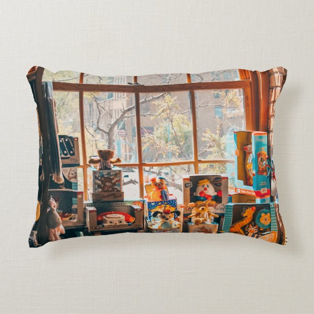 ASSORTERAT PLUSH LEKSAKER PÅ BROWN WOODEN SHELF PRYDNADSKUDDE (Framsidan)