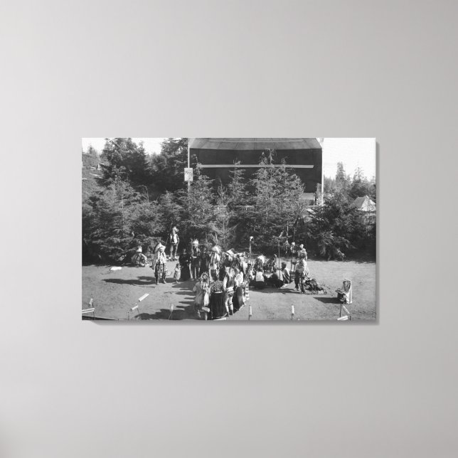 Astoria, Oregon Indian Krig Dance vid Centennial Canvastryck (Framsida)