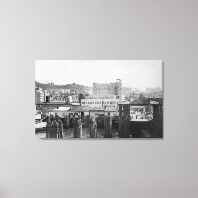 Astoria, Oregon Scene med färja Slip Canvastryck (Framsida)