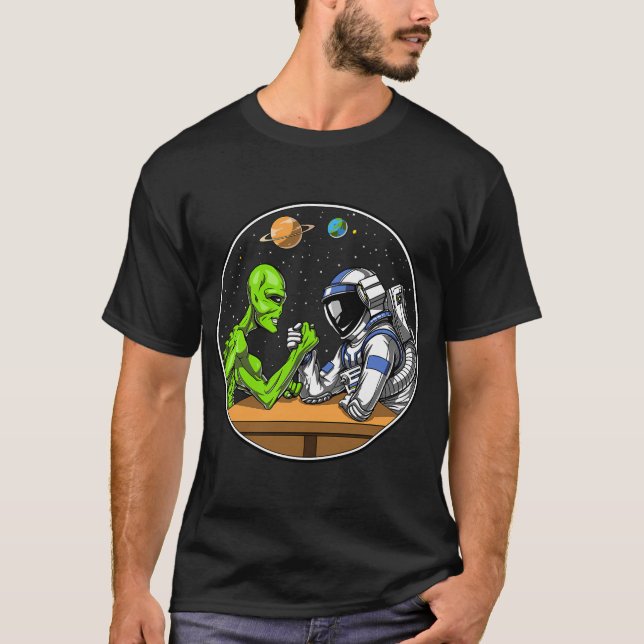 Astronaut Alien Arm Wrestling T Shirt (Framsida)