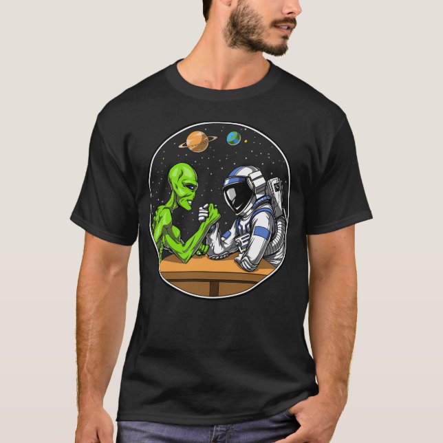 Astronaut Alien Arm Wrestling T Shirt (Framsida)