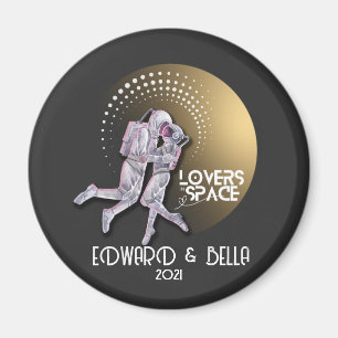Astronaut Älskare Kissing in Space with Guld Plane Magnet