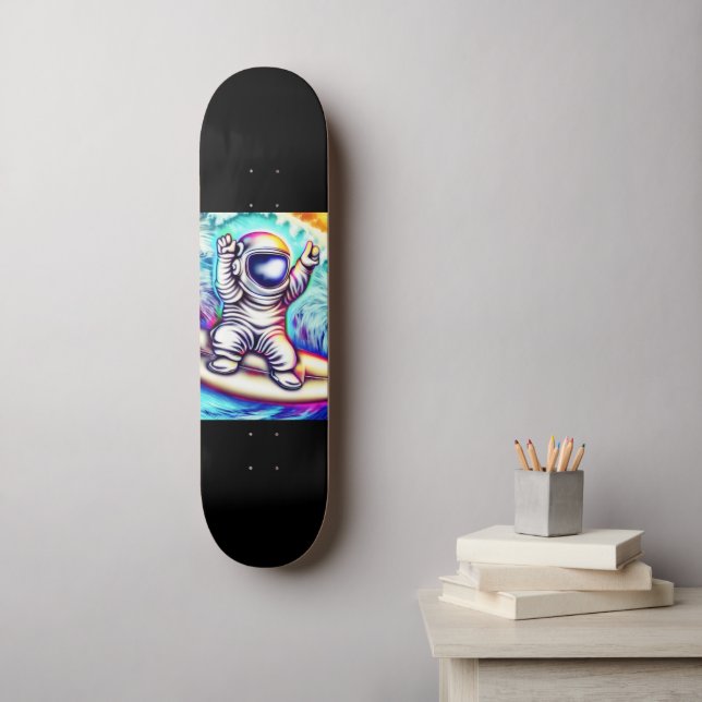 ASTRONAUT AND HIS COSMIC SURFING ADVENTURE MINI SKATEBOARD BRÄDA 18,5 CM (Väggkonst)