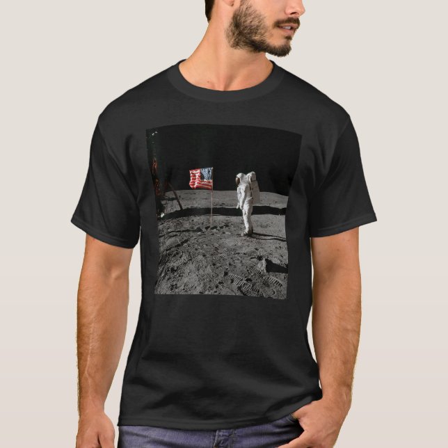Astronaut and US Flag on Lunar Surface Apollo Moon T Shirt (Framsida)