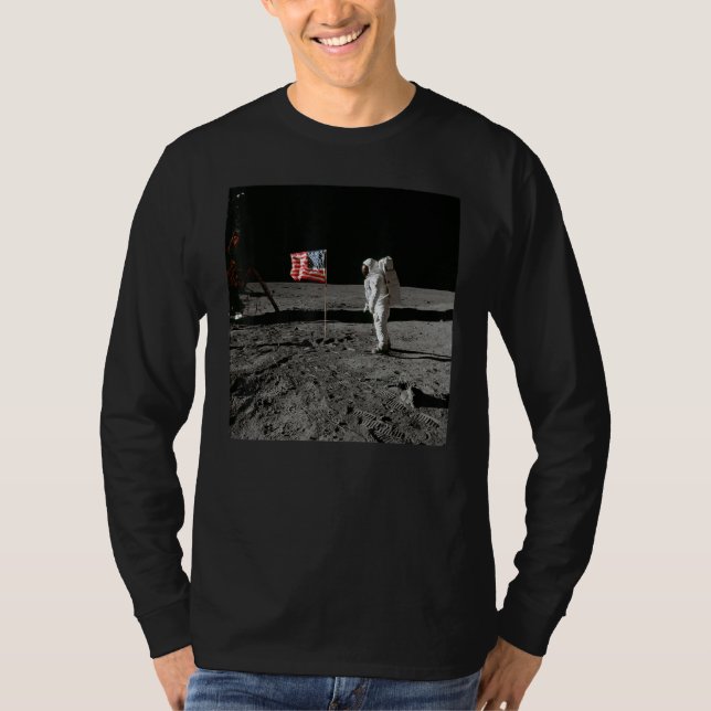 Astronaut and US Flag on Lunar Surface Apollo Moon T Shirt (Framsida)