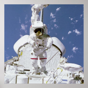 Astronaut ansluten till fjärrstyrt system poster
