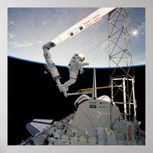 Astronaut arbetar ombord på Space Shuttle Atlantis Poster