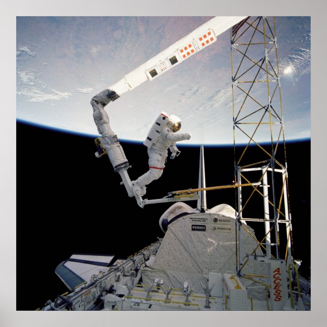 Astronaut arbetar ombord på Space Shuttle Atlantis Poster (Framsidan)