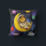 Astronaut Cat Spipande vid Måne Kudde<br><div class="desc">Astronaut Cat Sleeping på Måne ger dig kosmisk skärpa i ditt liv med den här fina designen som rymmer en kattastronaut som sover fredligt på ett halvmåns måne,  omgivet av planeter,  stjärnor och vänskapliga utomjordingar. Perfekt för rymden älskare,  kattentusiaster och drömmare</div>