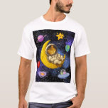Astronaut Cat Spipande vid Måne T Shirt<br><div class="desc">Astronaut Cat Sleeping på Måne ger dig kosmisk skärpa i ditt liv med den här fina designen som rymmer en kattastronaut som sover fredligt på ett halvmåns måne,  omgivet av planeter,  stjärnor och vänskapliga utomjordingar. Perfekt för rymden älskare,  kattentusiaster och drömmare</div>