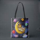 Astronaut Cat Spipande vid Måne Tygkasse<br><div class="desc">Astronaut Cat Sleeping på Måne ger dig kosmisk skärpa i ditt liv med den här fina designen som rymmer en kattastronaut som sover fredligt på ett halvmåns måne,  omgivet av planeter,  stjärnor och vänskapliga utomjordingar. Perfekt för rymden älskare,  kattentusiaster och drömmare</div>