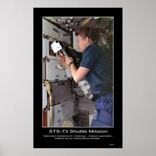 Astronaut Catherine G. Coleman checkar Astrocultur Poster (Framsidan)