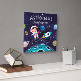 Astronaut child on the moon, monogrammed name fyrkantig klocka