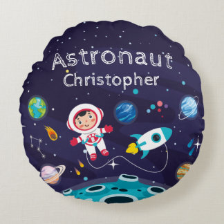 Astronaut child on the moon, monogrammed name rund kudde