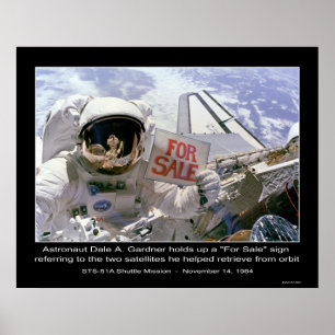 Astronaut Dale A. Gardner håller upp skylten "For  Poster