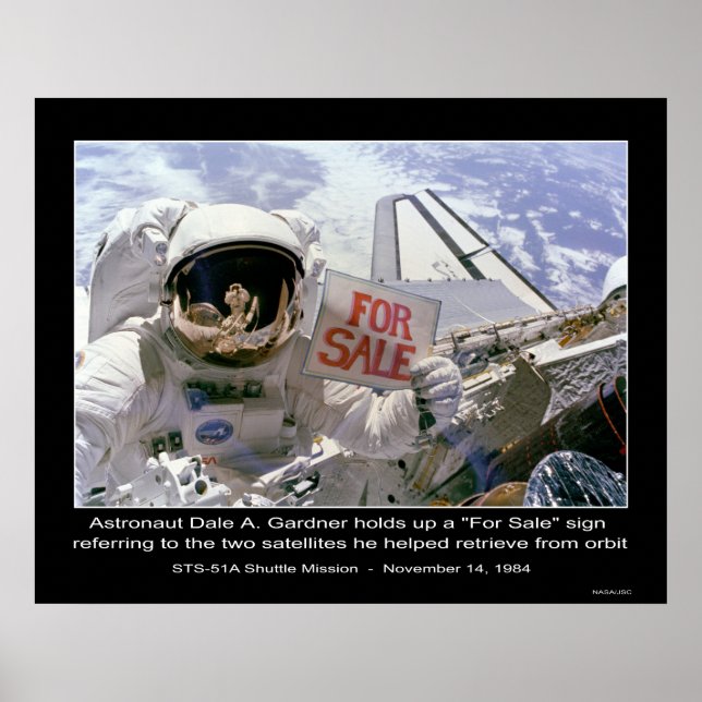 Astronaut Dale A. Gardner håller upp skylten "For  Poster (Framsidan)