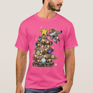 Astronaut dekorerar gåvan från Julgran Julafton T Shirt