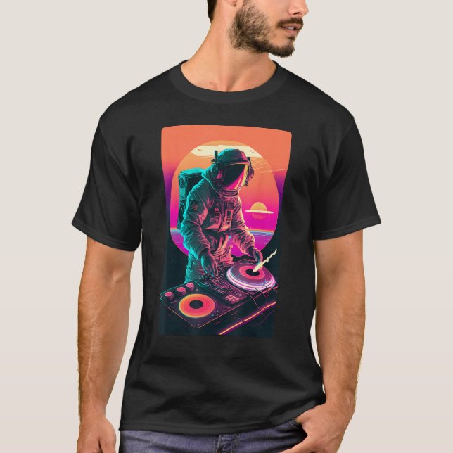 Astronaut DJ DJing in Space EDM cool Vaporwave Gra T Shirt (Framsida)