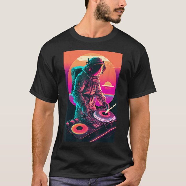 Astronaut DJ, DJing in Space, EDM coola Vaporwave  T Shirt (Framsida)