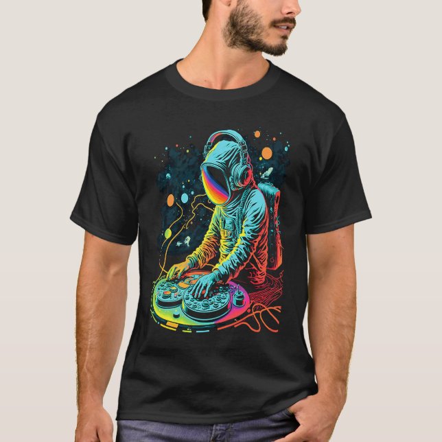 Astronaut DJ Playing Turntables in Space EDM cool  T Shirt (Framsida)