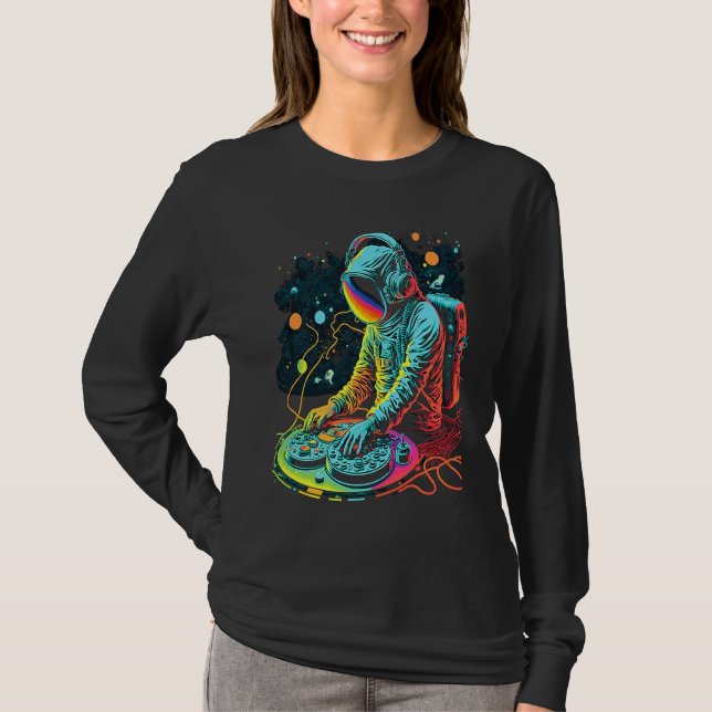 Astronaut DJ Playing Turntables in Space EDM cool  T Shirt (Framsida)