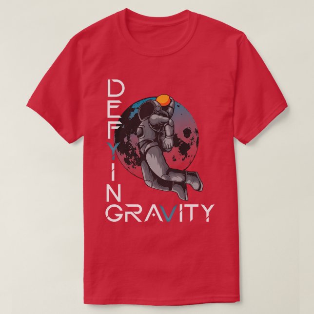 Astronaut Dunks Basketball in Space Defying Gravi T Shirt (Design framsida)