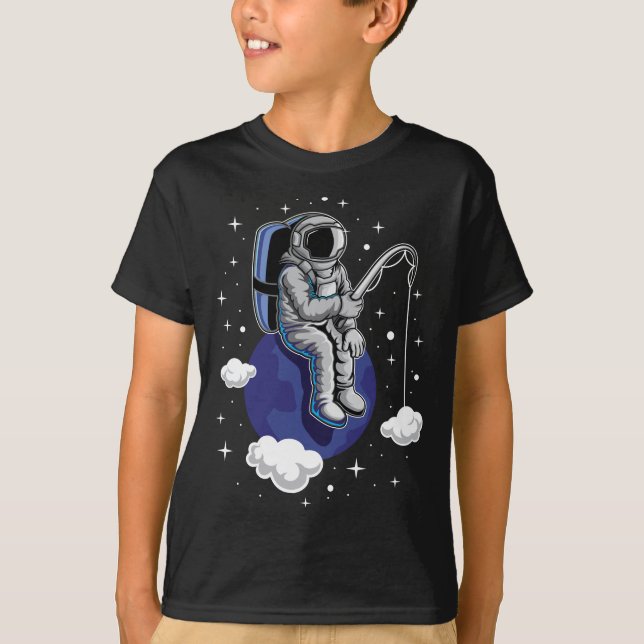 Astronaut Fishing T-Shirt | Fisk utanför världen (Framsida)