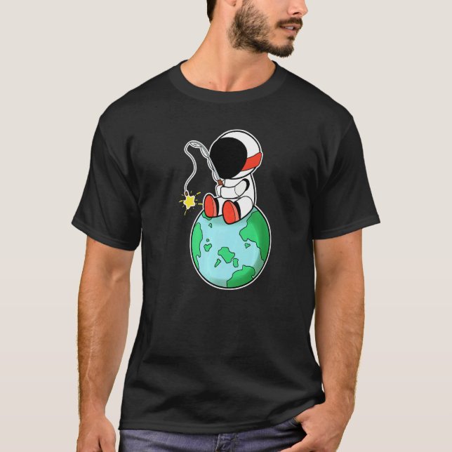 Astronaut fiskar på jorden t shirt (Framsida)