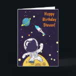 Astronaut Flytande i Rymden Kort<br><div class="desc">Ett födelsedagskalkokort med mörk blått bakgrund med gultens stjärnor spridda runt. Överst är en illustration av en rymdman som bär en vit astronaut kostym som flyter ovanför måne. Vavar hej när han utforskar rymden. Av i avstånd är en planet med ringar och en raketfrakt som flyger ut i rymden. Personlig...</div>