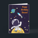 Astronaut Flytande i Rymden Kort<br><div class="desc">Ett födelsedagskalkokort med mörk blått bakgrund med gultens stjärnor spridda runt. Överst är en illustration av en rymdman som bär en vit astronaut kostym som flyter ovanför måne. Vavar hej när han utforskar rymden. Av i avstånd är en planet med ringar och en raketfrakt som flyger ut i rymden. Personlig...</div>